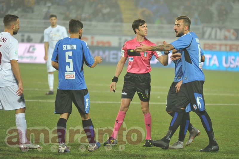 l'arbitro Paterna durante Novara-Arezzo